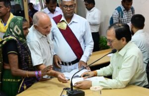 जनदर्शन में कलेक्टर ने सुनी आमजन की समस्याएं, त्वरित निराकरण के दिए निर्देश