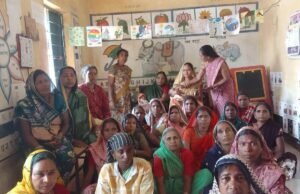 खरतोरा आंगनबाड़ी में ईसीसीई डे और न्यौता भोज का आयोजन, बच्चों संग जनप्रतिनिधियों ने किया सहभोज