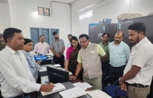 सरगुजा कमिश्नर का एमसीबी कलेक्ट्रेट पर आकस्मिक निरीक्षण, लंबित फाइलों को तत्काल निराकरण के सख्त निर्देश