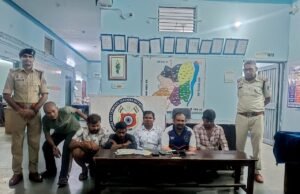 ताश के पत्तों पर लग रहे थे हजारों के दांव,पुलिस ने की घेराबंदी कर 18,300/-रुपये नगद एवं 05 मोबाइल सहित कुल 29300/- रुपये जब्त