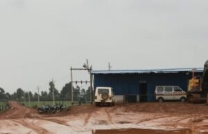 स्कूल के पास ब्लास्टिंग, कीचड़ से बदहाल रास्ता: जान जोखिम में डालकर स्कूल पहुंचने को मजबूर बच्चे, चुप्पी साधे कंपनी प्रबंधन
