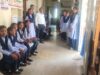लापरवाही: स्कूल परिसर में लगना था टीका, छात्राओं को धूप में 1 किमी पैदल चलाकर लाया गया अस्पताल; जिम्मेदार कौन?
