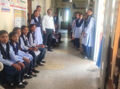लापरवाही: स्कूल परिसर में लगना था टीका, छात्राओं को धूप में 1 किमी पैदल चलाकर लाया गया अस्पताल; जिम्मेदार कौन?