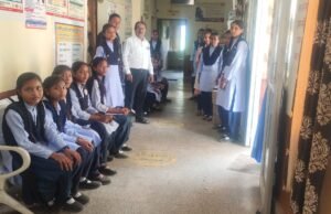 लापरवाही: स्कूल परिसर में लगना था टीका, छात्राओं को धूप में 1 किमी पैदल चलाकर लाया गया अस्पताल; जिम्मेदार कौन?