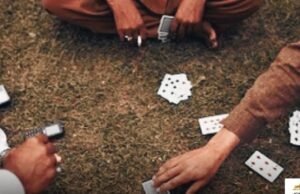 रात के अंधेरे का फायदा उठाकर जुआरी खेल रहे थे जुआ पुलिस अनजान या महेरबान?