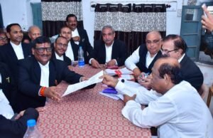 बिलासपुर जिला अधिवक्ता संघ चुनाव: अध्यक्ष-सचिव पद पर सीधा मुकाबला, कोर्ट परिसर में बढ़ी चुनावी हलचल