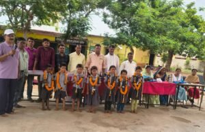 शाला प्रवेश उत्सव में नवप्रवेशी के साथ होनहार बच्चों को मिला सम्मान गुखेरा में शाला प्रवेश उत्सव से बच्चों के चेहरे खिल उठे