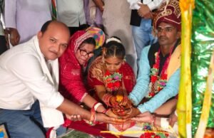 मां ने तीन साल, पिता ने 15 साल में छोड़ा, कन्यादान कर धन्नू-भारती ने निभाया माता-पिता का फर्ज