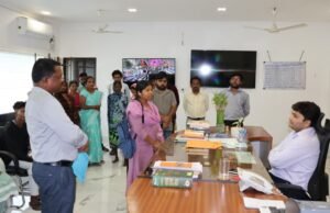 गंभीर एनीमिया मरीजों के साथ संवेदनशील पहल: कलेक्टर विश्वदीप ने की मुलाकात, छाता और मच्छरदानी वितरित