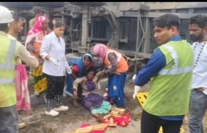 हाईवे पर दर्दनाक हादसा: गिट्टी से लदा ट्रेलर पलटा, सड़क की सफाई कर रही महिला मजदूर की मौत