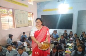 जन्मदिन के अवसर पर वरिष्ठ शिक्षिका ने कराया न्योता भोज