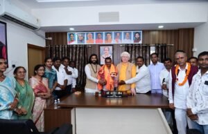आरंग की राजनीति में बड़ा उलटफेर- शिवसेना पार्षद उमाकांत यादव भाजपा में शामिल, मंत्री गुरु खुशवंत साहेब ने दिलाई सदस्यता