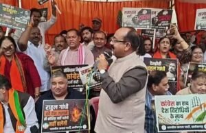 राहुल गांधी के पीएम आवास घेराव के खिलाफ रायपुर में भाजपा का उग्र प्रदर्शन, कांग्रेस भवन के घेराव के दौरान कार्यकर्ताओं में झड़प, पुलिस ने दागे आंसू गैस के गोले और चलाया वाटर कैनन