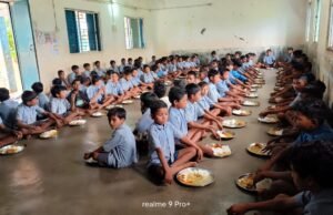 324 स्कूल, 16 हजार बच्चे और सामाजिक सहभागिता का अनूठा संगम: भैरमगढ़ में न्योता भोज का महाअभियान