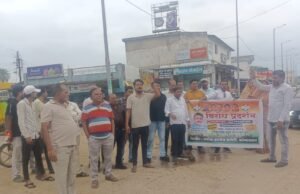 ब्लॉक कांग्रेस कमेटी कोमाखान ने किया उग्र प्रदर्शन, पीएम मोदी का फूंका पुतला; शिक्षा मंत्री के इस्तीफे की मांग
