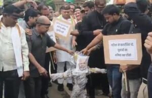 जिला ग्रामीण ब्लॉक कांग्रेस अध्यक्ष रतनपुर सुभाष अग्रवाल के नेतृत्व मे नीट परीक्षा मामले में धरना प्रदर्शन बिलासपुर जिला कांग्रेस ग्रामीण अध्यक्ष महेंद्र गंगोत्री पुरे दल बल के साथ हुए शामिल
