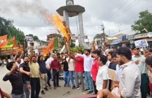राहुल गांधी के विरोध में भाजयुमो का धरना-प्रदर्शन, पुतला दहन कर जताया आक्रोश
