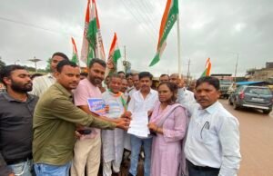 प्रतियोगी परीक्षाओं में अनियमितताओं के विरोध में कांग्रेस का प्रदर्शन, राष्ट्रपति के नाम सौंपा ज्ञापन