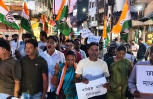 धर्मेंद्र प्रधान के इस्तीफे के बाद कांग्रेस ने निकाला विजय मार्च, छात्रों एवं राहुल गांधी की जीत पर हुआ विजय समारोह