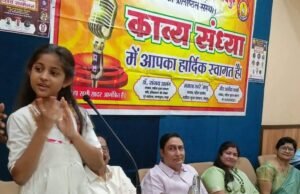 नकटी गांव के घर की बच्ची पूँछ रही हे ! मईया कहां रहे गौरैया ? मईया कहां रहे गौरैया ? …. कवि रमेश तिवारी