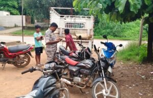 बतौली पुलिस की बड़ी करवाई स्कूल जाते समय नाबालिंको द्वारा चलाते 7 बाईक जप्त कर ले गए थाने यातयात नियम के उलंघन में हर रोज होगी सख्त करवाई