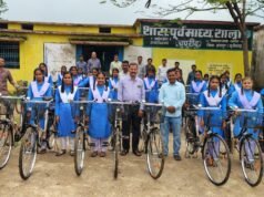 शासकीय हाई स्कूल चपरीद में कक्षा 9वीं के विद्यार्थियों को निःशुल्क साइकिलों का वितरण