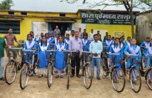 शासकीय हाई स्कूल चपरीद में कक्षा 9वीं के विद्यार्थियों को निःशुल्क साइकिलों का वितरण