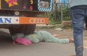 अंम्बिकापुर गड्ढे ने ली जान: गांधी चौक के पास ट्रक से कुचलकर महिला की दर्दनाक मौत