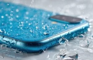 बारिश में भीग गया स्मार्टफोन? भूलकर भी न करें ये काम, वरना खराब हो सकता है मदरबोर्ड