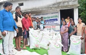 ग्राम पोड़ी में किसानों को वितरित किए गए बीज, विधायक उद्देश्वरी पैकरा ने सुनी ग्रामीणों की समस्याएं