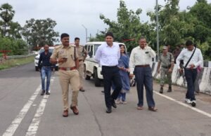 कलेक्टर ने इंद्रावती नदी तिमेड़ पुल एवं चंद्रगिरी राहत शिविर का किया निरीक्षण, बाढ़ प्रभावितों को हरसंभव सहायता का दिया भरोसा