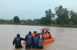 मूसलाधार बारिश और बाढ़ के बीच देवदूत बनी नगरसेना, बीमार बच्ची व महिला को सुरक्षित पहुंचाया अस्पताल