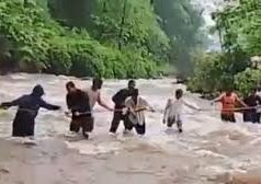 मूसलाधार बारिश से कई राज्यों में आफत, झरने में फंसे 100 पर्यटक सुरक्षित निकाले गए, कई इलाकों में बाढ़ जैसे हालात
