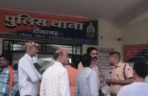 फॉरेक्स ट्रेडिंग के नाम पर कथित अरबों की ठगी, 10 राज्यों के निवेशकों ने डोंगरगढ़ में किया प्रदर्शन