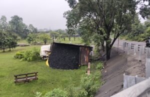 कोरबा सर्वमंगला गार्डन में पलटा तेज रफ्तार कोयला लोड ट्रेलर