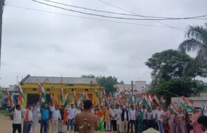 कोमाखान में निकला 1 किलोमीटर लंबा भव्य तिरंगा यात्रा: हर घर तिरंगा अभियान के तहत देशभक्ति के रंगों में रंगा पूरा क्षेत्र