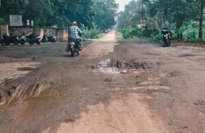 बीएसपी प्रशासन कर रही नगर वासियों की मौत का इंतजार: “मुख्य सड़क पर बड़ा गड्ढा, पहले भी जा चुकी 3 जानें – फिर भी अनदेखी