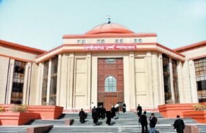 हाईकोर्ट का बड़ा फैसला: दूसरी पत्नी के बेटे को भी अनुकंपा नियुक्ति का हक, लेकिन बड़े बेटे को मिलेगी पहली प्राथमिकता