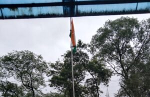 कुसमुंडा थाना परिसर में शान से लहराया तिरंगा, देशभक्ति के रंग में रंगा माहौल
