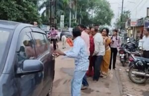 महिला को मृत समझ पुलिस ने कमरे में लगाया ताला, 2 घंटे बाद चल रही थीं सांसें; परशुराम चौक पर हंगामा