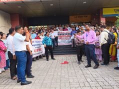 सप्ताह में पांच दिवसीय बैंकिंग को लेकर कर्मचारियों ने किया प्रदर्शन