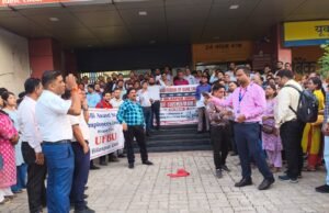 सप्ताह में पांच दिवसीय बैंकिंग को लेकर कर्मचारियों ने किया प्रदर्शन