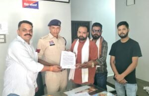 हिंदू देवी-देवताओं पर आपत्तिजनक टिप्पणी के विरोध में VHP-बजरंग दल ने थाने में सौंपा शिकायत पत्र