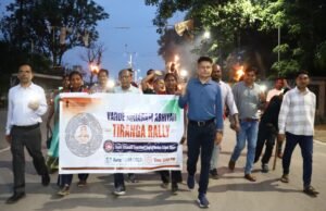 तिरंगे और मशाल की रोशनी में गूंजा देशभक्ति का संदेश, बीजापुर में निकली भव्य रैली