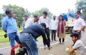 कलेक्टर ने PMGSY सड़कों की गुणवत्ता परखी: पिट लगाकर जांची निर्माण की परतें
