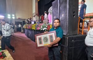 छत्तीसगढ़ प्रांतीय सेन (नाई) समाज द्वारा आयोजित सेन शक्ति सम्मेलन एवं केश शिल्पी सम्मान समारोह में शिक्षक संदीप सेन हुए सम्मानित