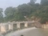 खूंटाघाट वेस्ट वियर में सुरक्षा व्यवस्था नदारद, बहते पानी के बीच जान जोखिम में डाल रहे पर्यटक