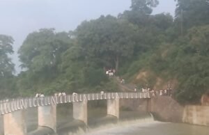 खूंटाघाट वेस्ट वियर में सुरक्षा व्यवस्था नदारद, बहते पानी के बीच जान जोखिम में डाल रहे पर्यटक