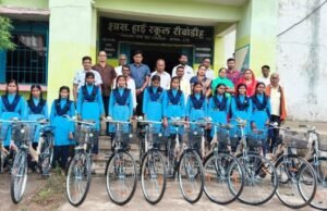 सरस्वती साइकिल योजना से रीवाडीह की बेटियों के सपनों को मिली नई उड़ान, 11 छात्राओं को निःशुल्क साइकिल वितरित
