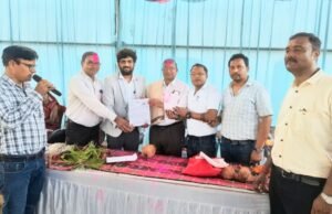 आरांग के बडगांव में सेवानिवृत्ति सह सम्मान समारोह आयोजित, प्राचार्य एस.के. उपरडे और शिक्षक एस.के. कटारिया हुए विदा